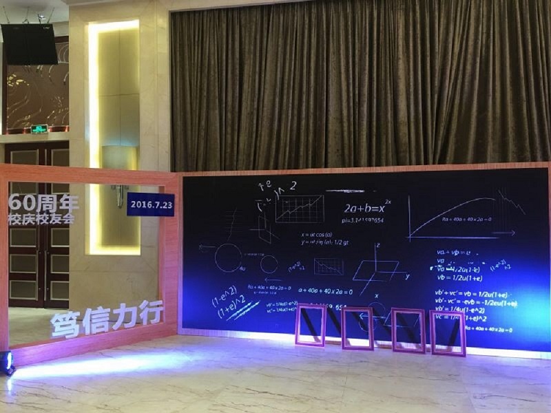校友们在各个行业，个显神通捐赠了自己的一副、梅花树给母校；